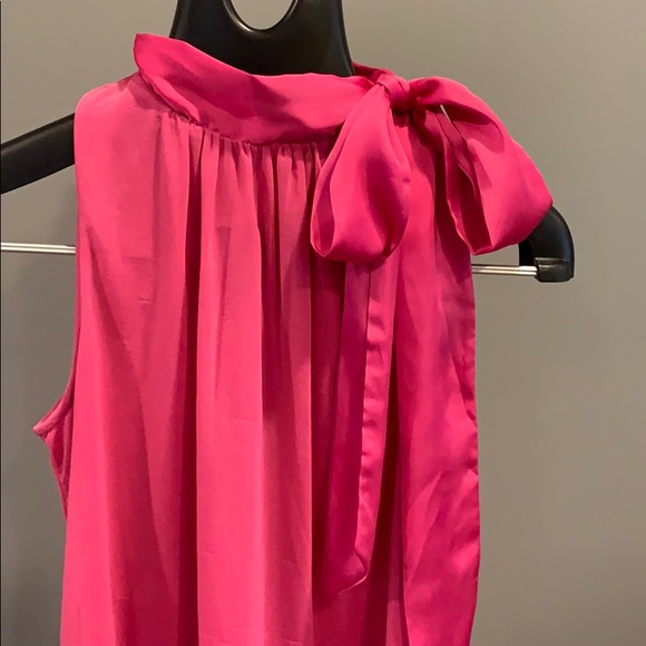 Sleeveless Shirt - Picture 2 of 4